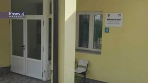 Tabla sa prištinskim obilježjima na srpskoj ambulanti