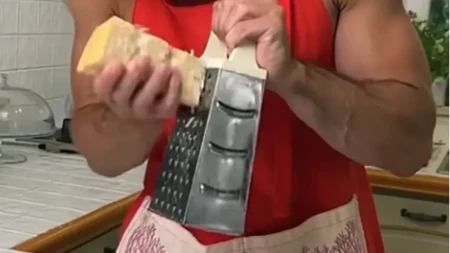 Jedan od najtežih zadataka u kuhinji: Kako olakšati ribanje sira? (VIDEO)