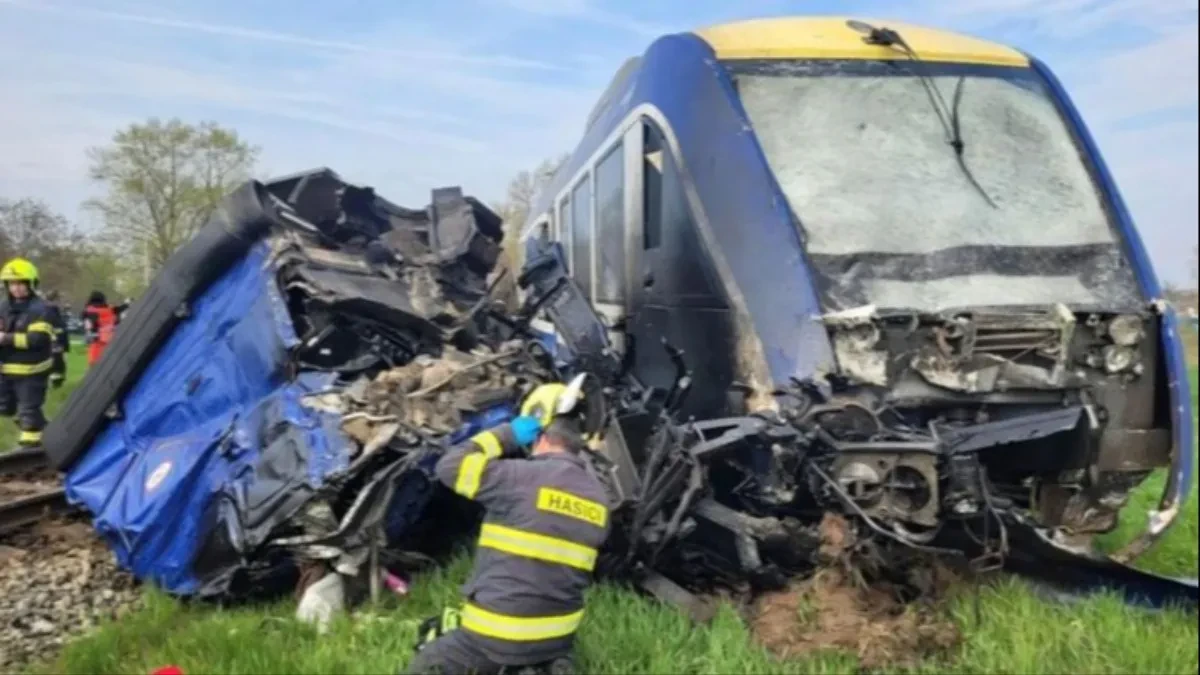 Voz i kamion se sudarili, jedna osoba poginula i 21 povrijeđena