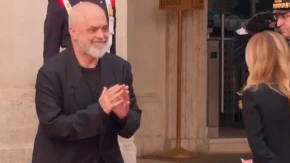 Rama kleknuo po treći put ispred Đorđe Meloni, a evo šta mu je ona poručila