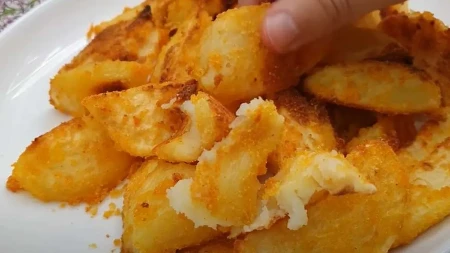 Recept za pekarski krompir od kojeg staje pamet: Pravi se za manje od pola sata, a okus ostavlja bez teksta