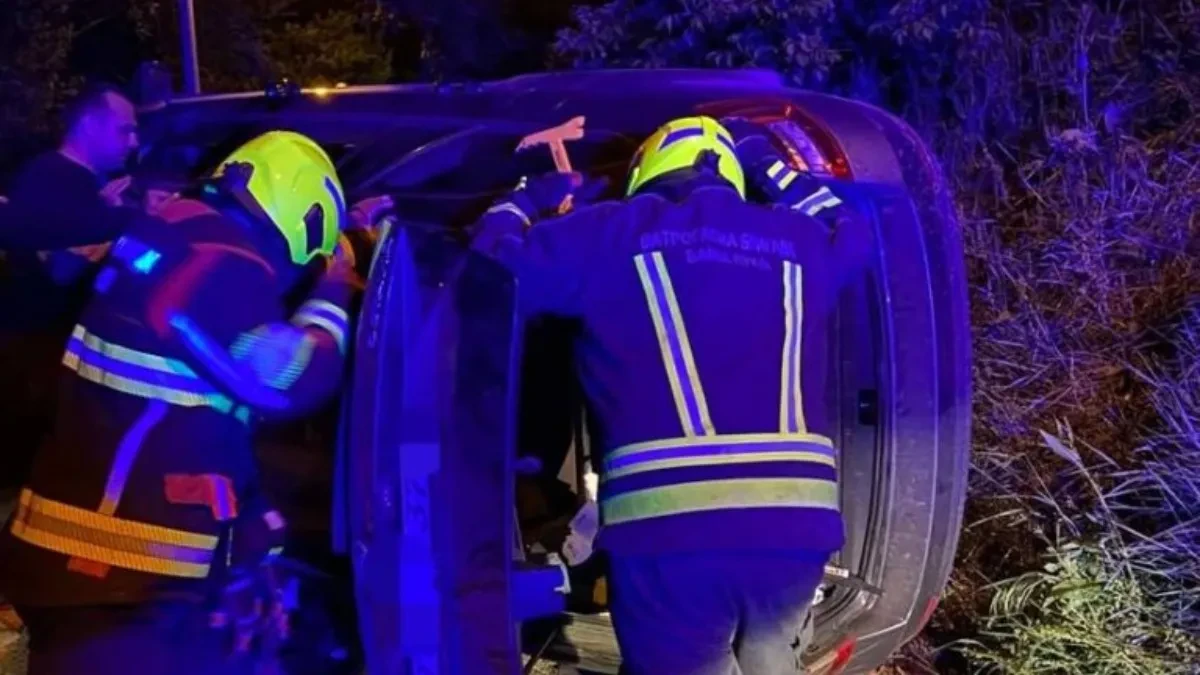 Saobraćajka u Banjaluci: Intervenisali vatrogasci, jedna osoba povrijeđena (FOTO)
