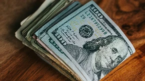 Skupa porodična drama: Žena bacila 160.000 dolara s balkona