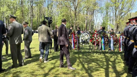 Obilježavanje Dana sjećanja: Položeni vijenci i cvijeće na grobno polje Topole