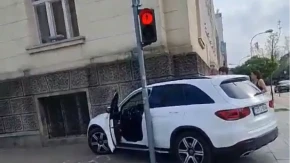 Saobraćajna nezgoda u Banjaluci: Automobilom udario u zgradu Gradske uprave