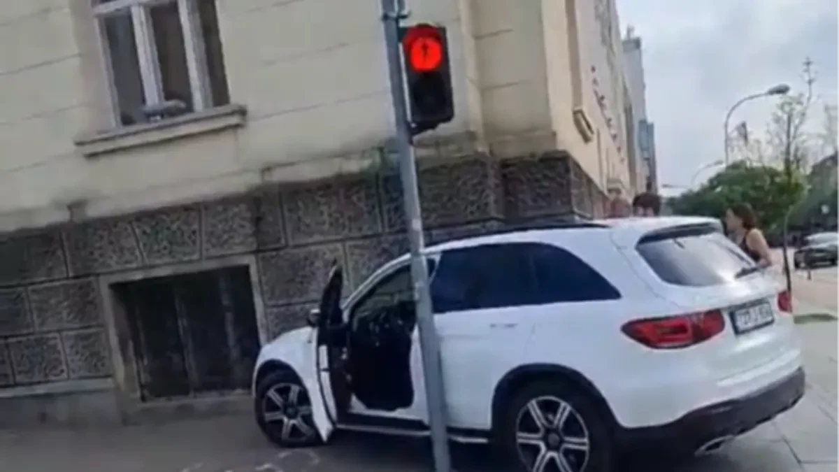 Saobraćajna nezgoda u Banjaluci: Automobilom udario u zgradu Gradske uprave