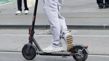 Mladići iz BiH i Srbije povrijeđeni u padu sa e-skutera: Bili pod uticajem droge i alkohola