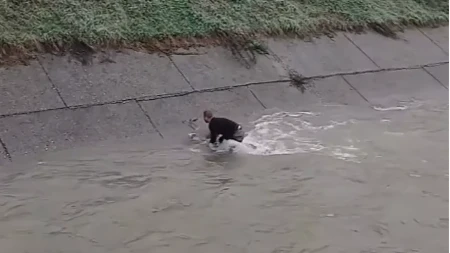 Ljudskost na djelu: Jovan iz Bratunca ušao u rijeku i spasio srnu (VIDEO)