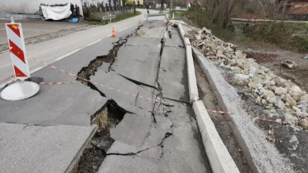 Upozorenje vozačima: Odron na regionalnom putu Kozarac - Mrakovica (VIDEO)