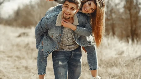 Ljubavni horoskop za april: Bikovi će uživati u nježnosti, Vagama je ključ u balansu, a evo koga će mučiti ljubomora