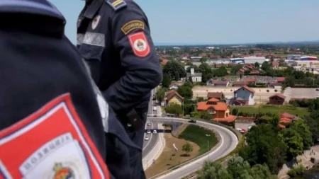 Drama ispred kafića u Laktašima: Repetirao pištolj i vrijeđao, pa uhapšen