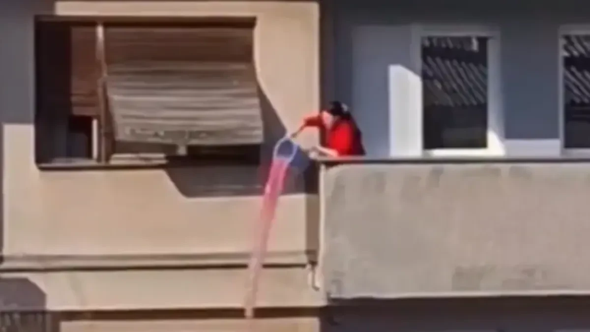 Bizaran snimak iz Trstenika: Žena sa terase prosula rasol od kupusa po ulici (VIDEO)