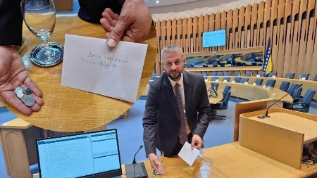 Nešković ostavio Špiriću 5 KM za gorivo: "Da se ne muči uzimajući 10 feninga popusta od Minića"