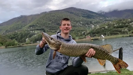 Ulovio kapitalca: Mladić izvukao štuku tešku skoro sedam kilograma