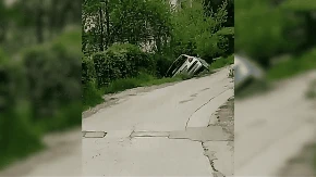 Vozilo završilo u kanalu, mještani čekaju rekonstrukciju ulice (FOTO)