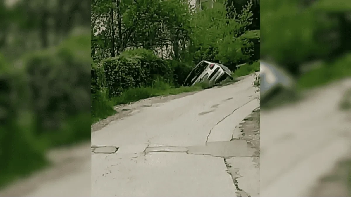 Vozilo završilo u kanalu, mještani čekaju rekonstrukciju ulice (FOTO)