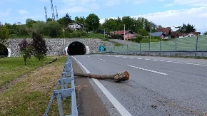 Ogranak na auto-putu blokira saobraćaj