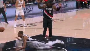 Horor scena na NBA utakmici: Stravičan pad Viktora Vembanjame (VIDEO)