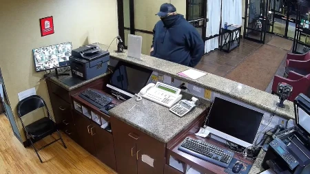 Pljačka s manirima: Uzeo novac pa se ljubazno zahvalio (VIDEO)