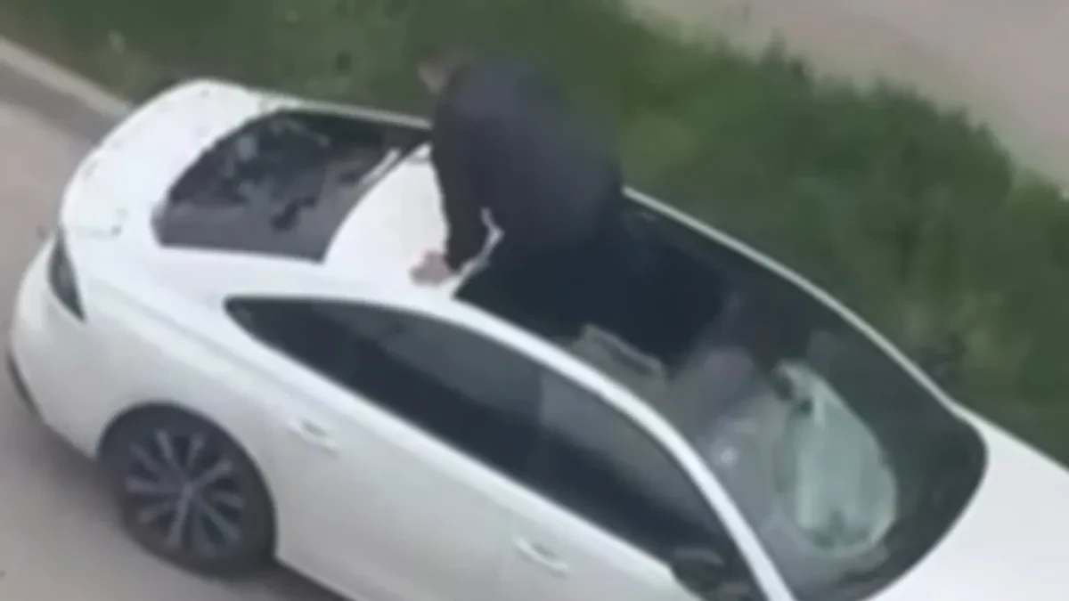 Nevjerovatne scene u Tuzli: Uništavao auto, pa propao kroz krov (VIDEO)