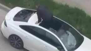 Nevjerovatne scene u Tuzli: Uništavao auto, pa propao kroz krov (VIDEO)