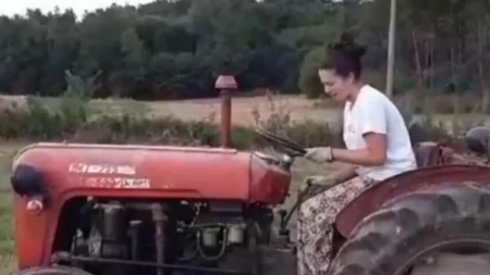 Glumica Marija Petronijević pokazala imanje u Visibabama: Poklanjam organski paradajz star 40 godina