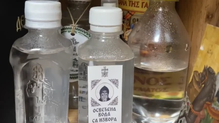 Značaj i pravilna upotreba svete vodice: Koliko dugo se čuva i šta raditi sa viškom?