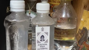 Značaj i pravilna upotreba svete vodice: Koliko dugo se čuva i šta raditi sa viškom?