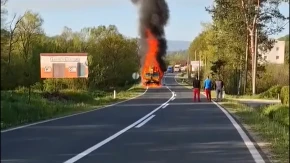 Gori kamion na magistralnom putu Tuzla–Orašje (VIDEO)