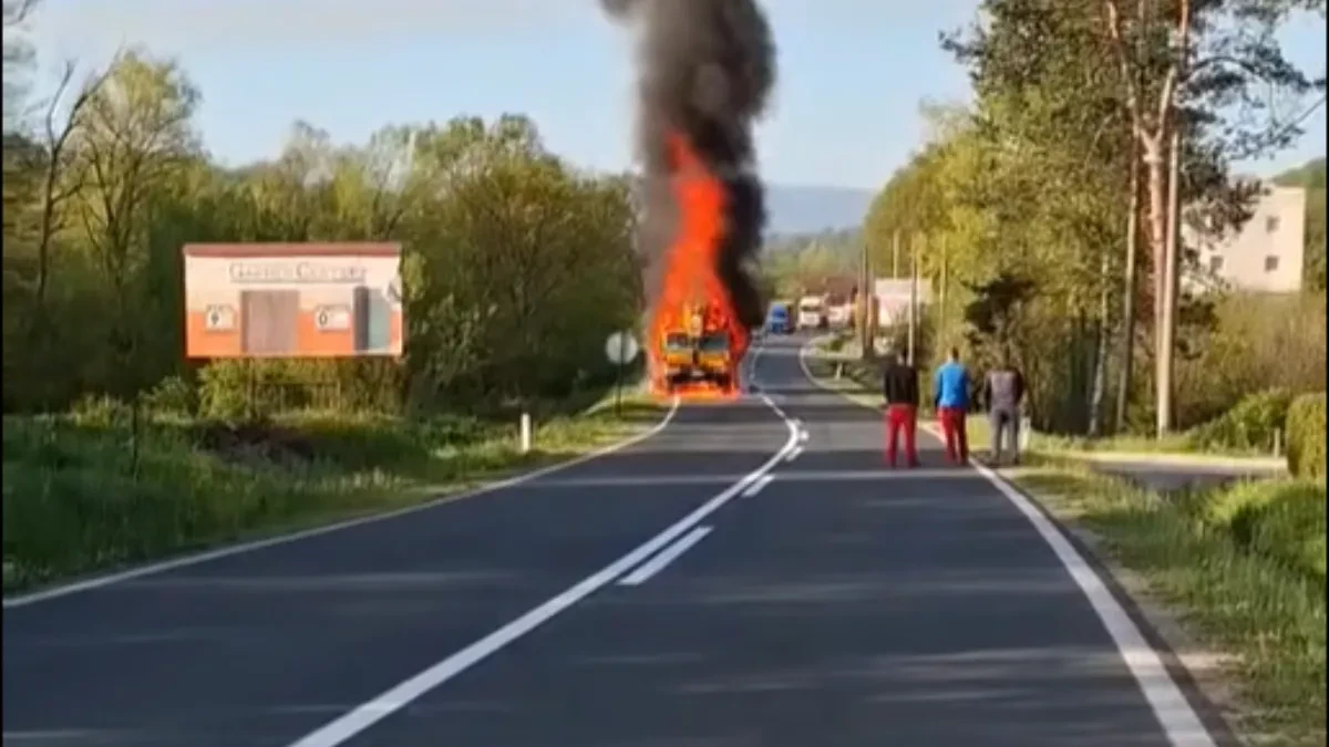 Gori kamion na magistralnom putu Tuzla–Orašje (VIDEO)