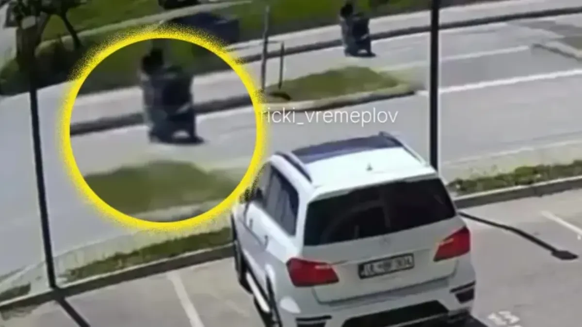 (Uznemirujući snimak) Vozač na pješačkom “pokupio” majku i bebu u kolicima