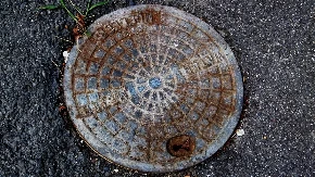 Bježala od policije, pa upala u šaht