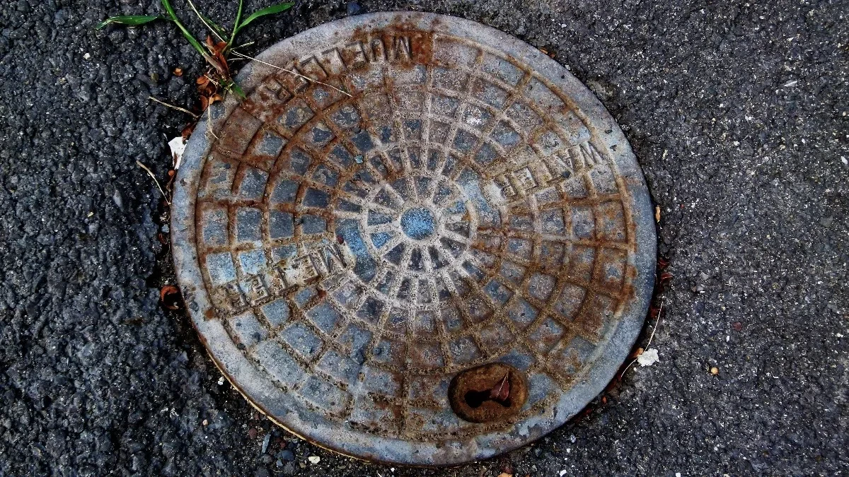 Bježala od policije, pa upala u šaht