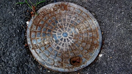 Bježala od policije, pa upala u šaht