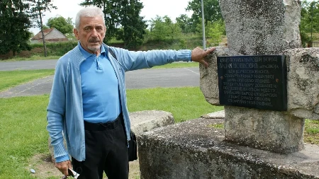 U malom groblju u Razboju, na lijevoj obali Vrbasa, sahranjena su dva velikana