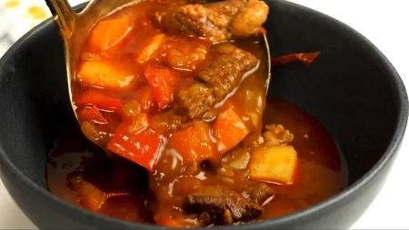 Trikovi profesionalnog kuvara: Kako da gulaš uvijek bude savršen