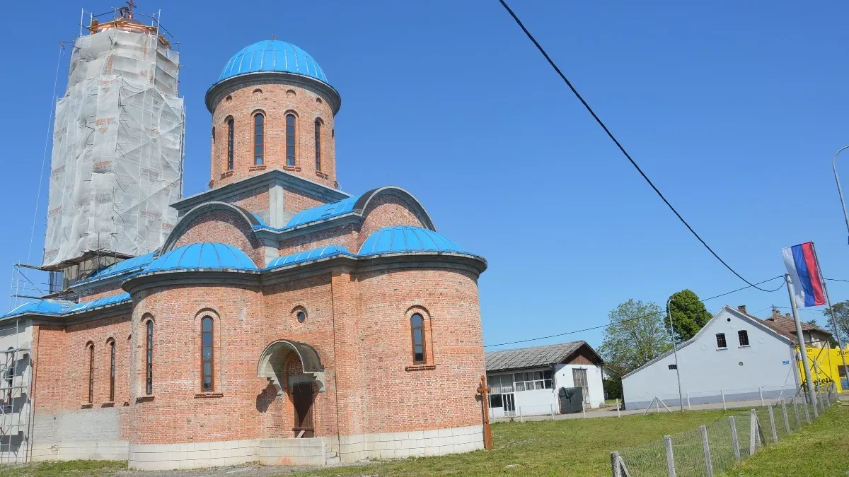 Postavljen krst na Hramu Svete Trojice u Aleksandrovcu