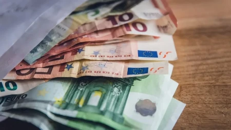 Zaboravite kancelarije, zavarivači su novi bogataši! Plate idu i preko 2.300 evra, a evo šta biraju žene