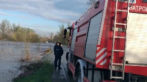 Spasioci iz Petrova i Gračanice u zajedničkoj akciji izvlačili ljude iz potopljenog kombija (VIDEO)