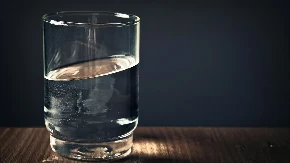 Piješ vodu od sinoć? Evo kada postaje opasna po zdravlje