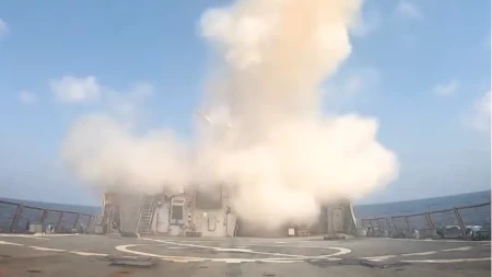 Iran zasuo Izrael balističkim raketama i natjerao američki jurišni brod na povlačenje