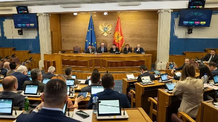 Skupština Crne Gore odbila srpsku trobojku