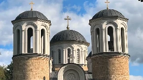 Pravoslavnim sveštenicima izgrebani automobili i probušene gume