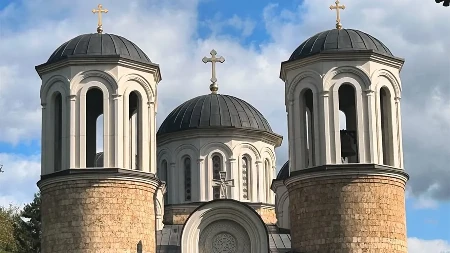 Pravoslavnim sveštenicima izgrebani automobili i probušene gume