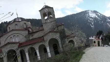 Turisti hrle da vide čudo: Crkva u Grčkoj više kriva od tornja u Pizi (VIDEO)