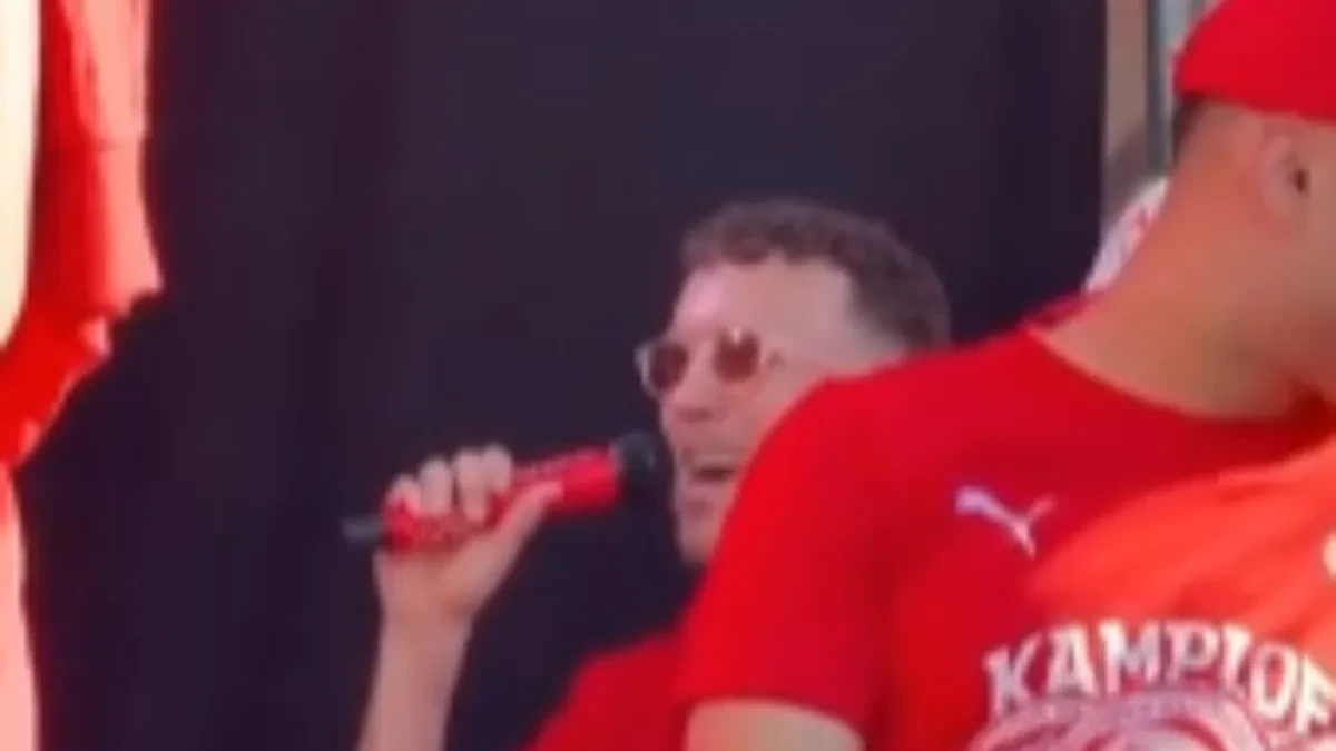 Perišić skandirao na ludoj proslavi PSV-a: Bosna, Bosna...