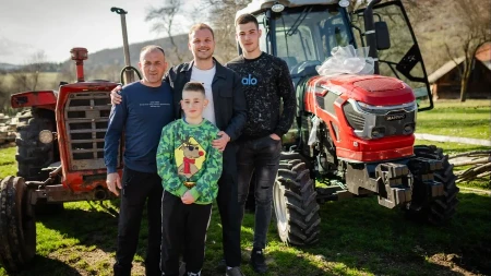 Stanivuković ispunio obećanje: Porodici Radojčić kod Rogatice poklonio traktor (FOTO)