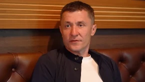 Haos na treningu: Saša Ilić u klinču sa fudbalerom