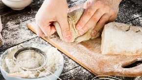 Godinama prosijavate brašno pogrešno: Poznati pekar tvrdi da je ovaj korak nepotreban 