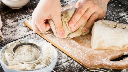 Godinama prosijavate brašno pogrešno: Poznati pekar tvrdi da je ovaj korak nepotreban 